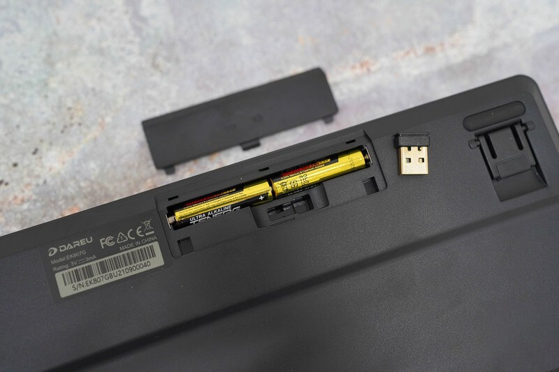DareU EK807G Wireless sử dụng 2 viên pin AAA cực kỳ thông dụng, dễ mua